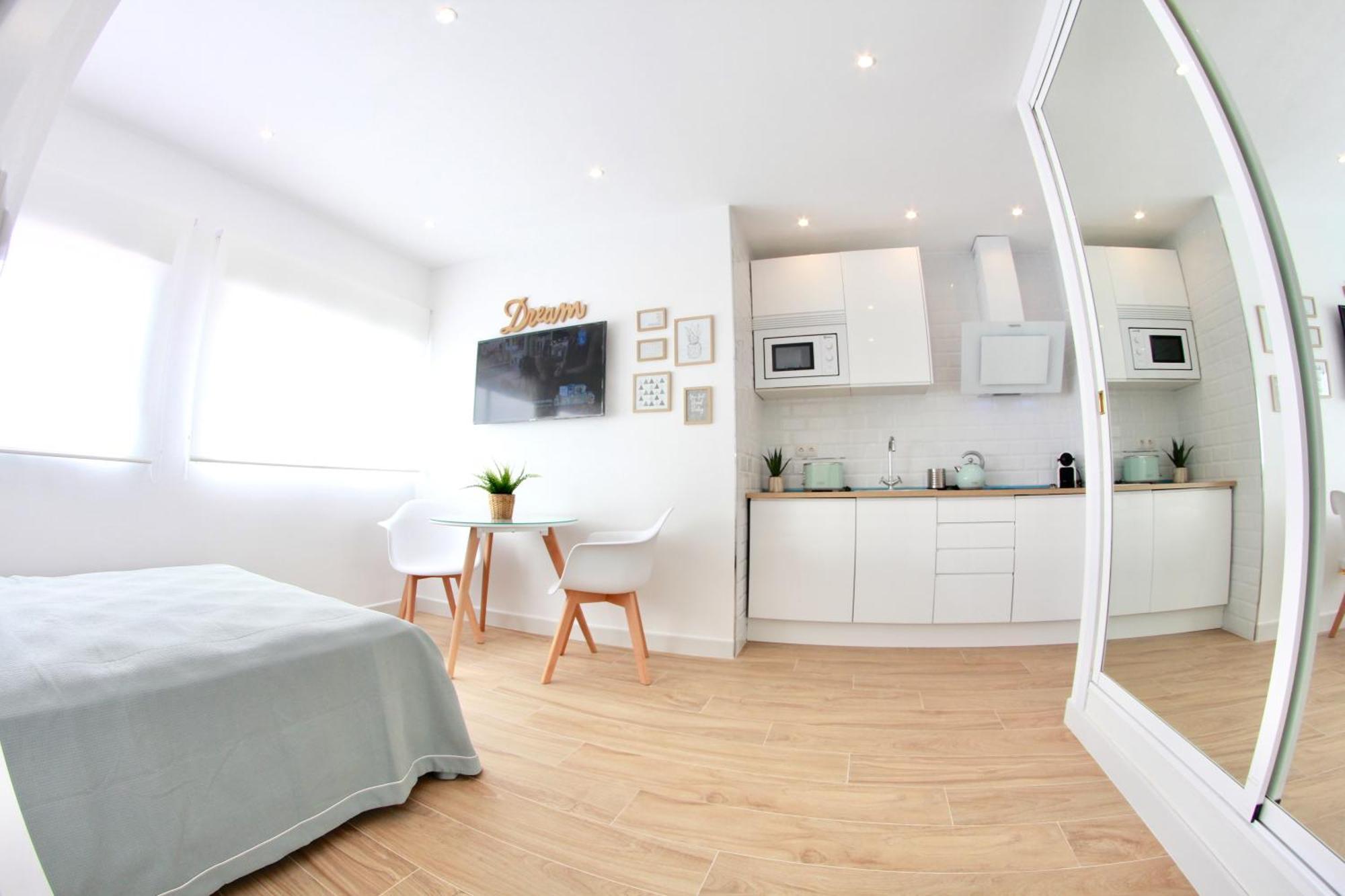 25m² studio Appartement, met 1 privé badkamer in Torremolinos stadscentrum Buitenkant foto