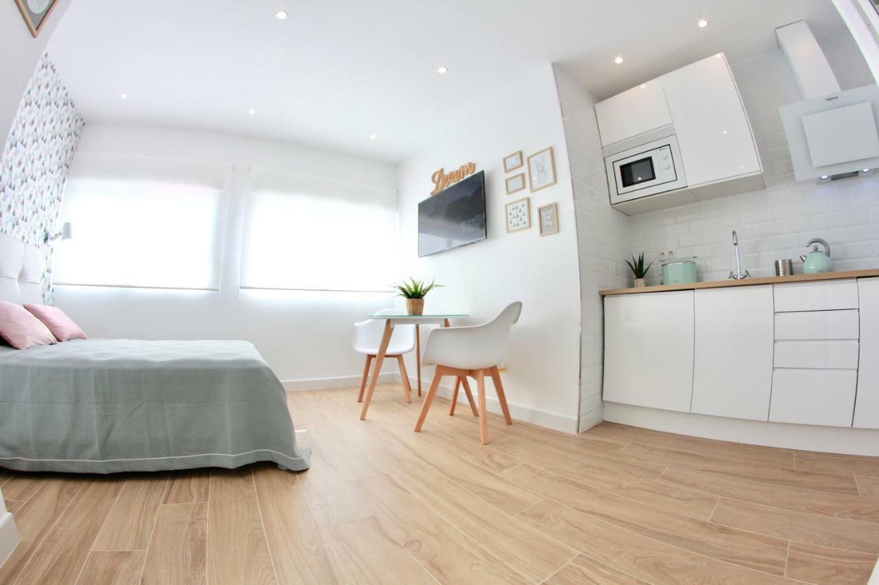 25m² studio Appartement, met 1 privé badkamer in Torremolinos stadscentrum Buitenkant foto