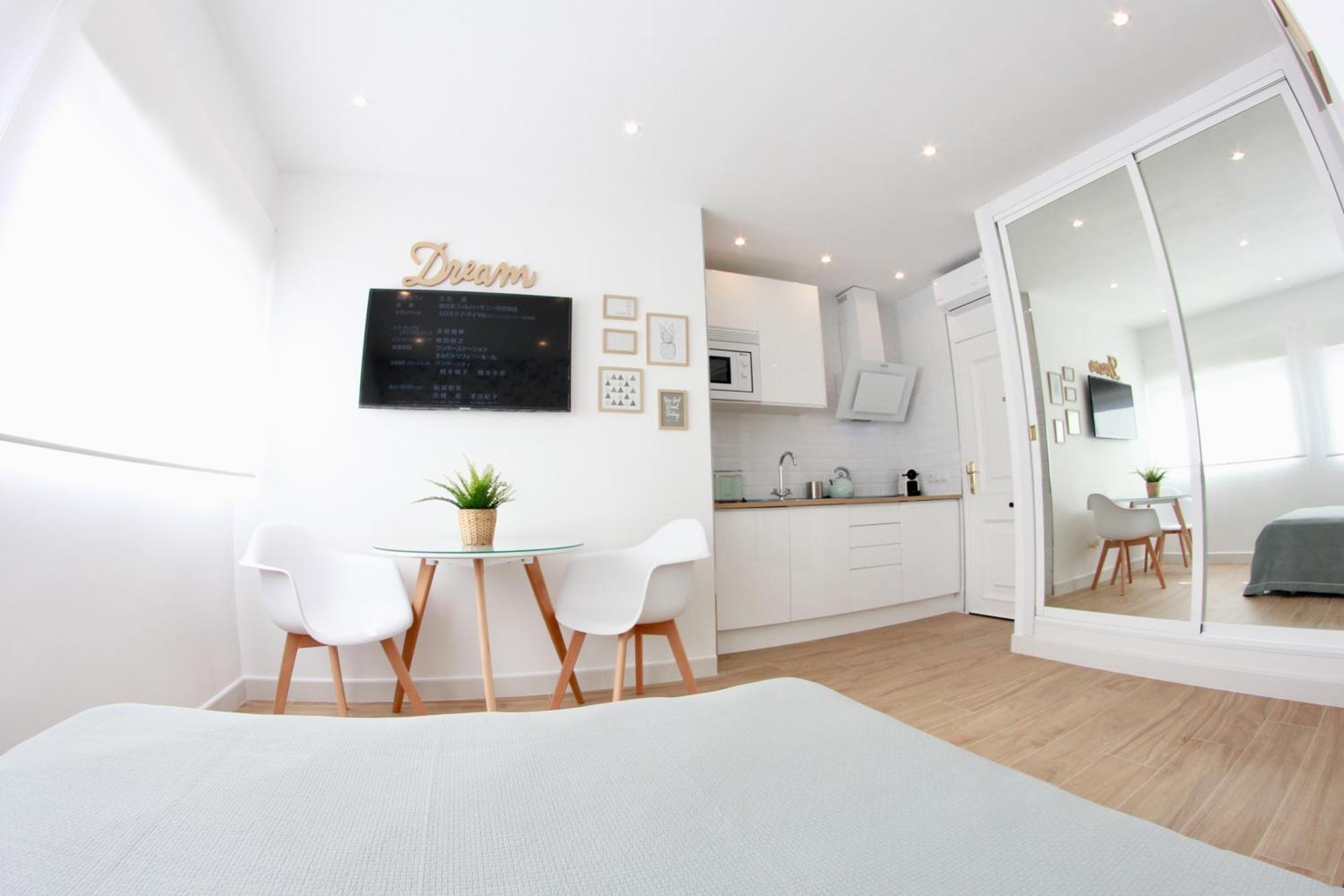 25m² studio Appartement, met 1 privé badkamer in Torremolinos stadscentrum Buitenkant foto